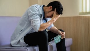 Energie- und kraftlos nach Corona-Infektion: Wie sieht die Justiz Ansprüche Long-Covid-Betroffener aus dem medizinischen Pflegepersonal? (Bild: pitipat – stock.adobe.com / KroneMED)