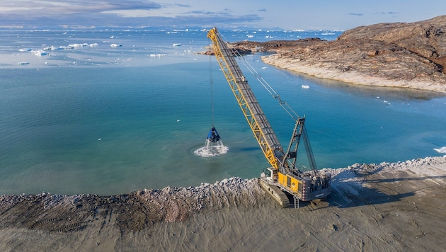 A Liebherr duty cycle crawler crane during dredging work in Greenland. (Bild: Roman Noestler)