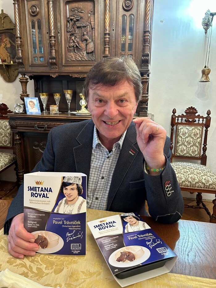 Pavel Trávníček mit der Fertig-Svickova, deren Verpackung ein Bild aus dem „Aschenbrödel“-Film ...