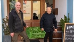 Antonio Dogruer (re.) freut sich über die Bärlauchlieferung von Hans Titz (li.) aus Apetlon. Das grüne, nach Knoblauch schmeckende Kraut findet in vielen Gerichten Verwendung. (Bild: Charlotte Titz)