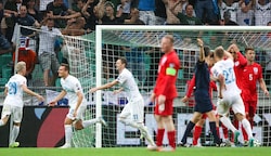 Traf einst gar gegen England und Rooney (Mi./mit Kapitänsschleife): Pecnik (Zweiter von links). (Bild: GEPA pictures/ Matic Klansek)
