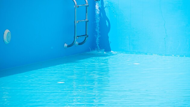 Les propriétaires de piscines doivent de plus en plus souvent déclarer le remplissage de leur piscine auprès des fournisseurs d'eau locaux. (Bild: stock.adobe.com)