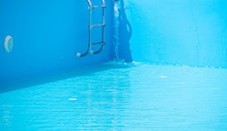 Pool-Besitzer müssen immer öfter ihre Pool-Befüllung bei den örtlichen Wasserversorgern melden. (Bild: stock.adobe.com)