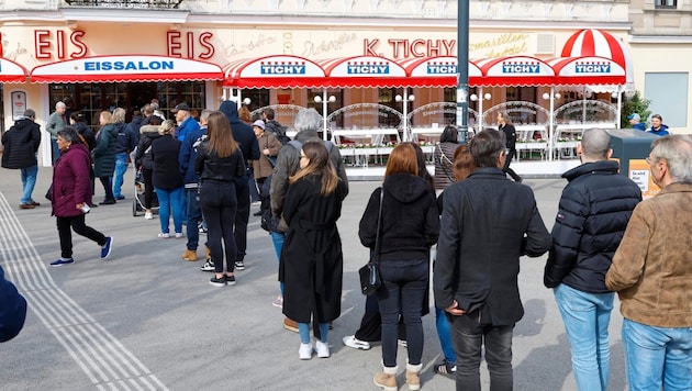 Long queue at Reumannplatz. (Bild: klemens groh)