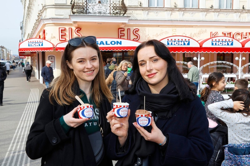 Auch Gabriela und Weronika freuten sich über das erste Eis der Saison. (Bild: klemens groh)