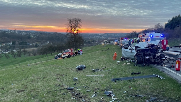 Cuatro vehículos se vieron implicados en el accidente en la frontera nacional, y para un conductor (53 años) toda ayuda llegó demasiado tarde. (Bild: FF Steyr)