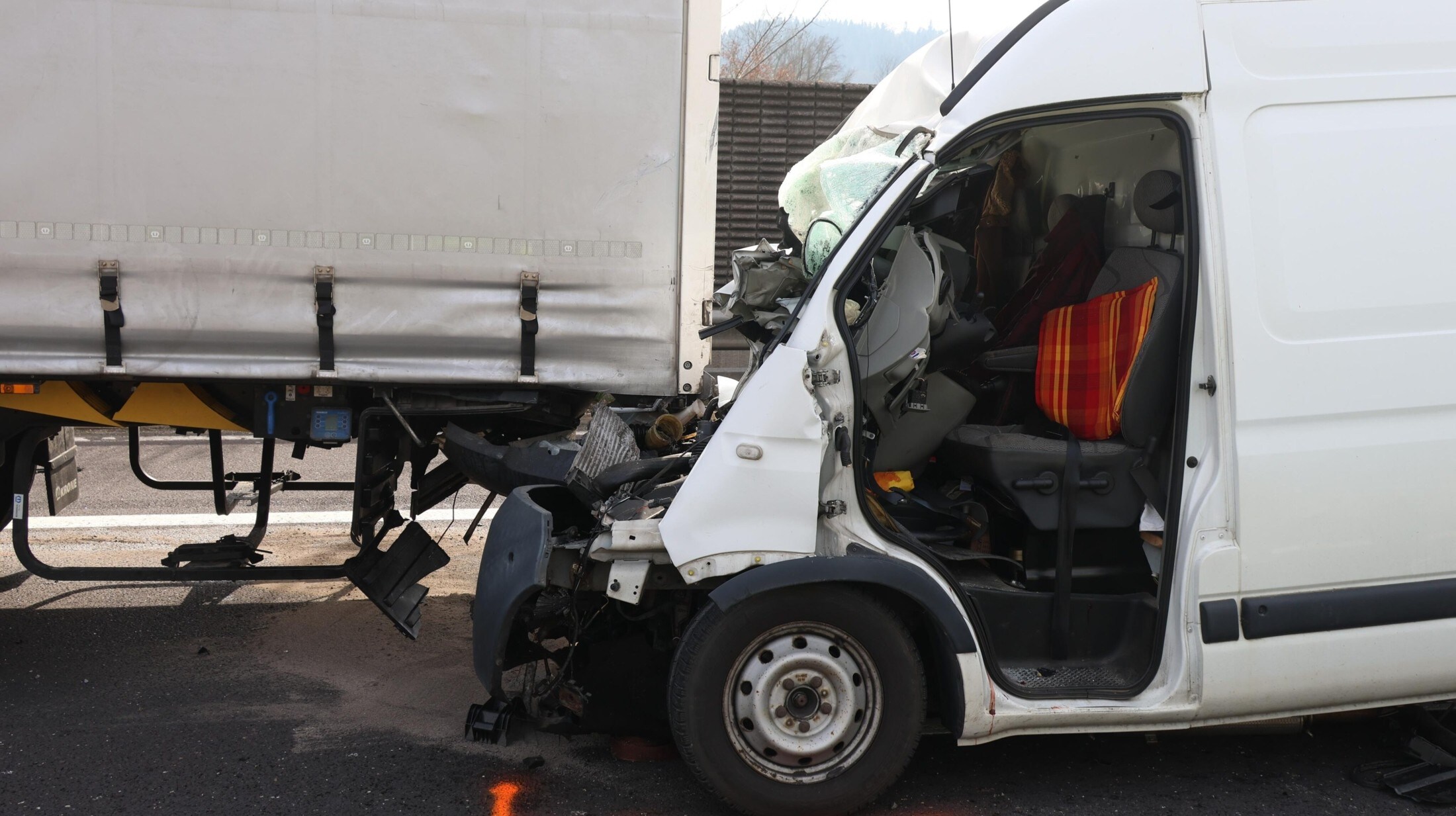 There was also a fatal accident on Friday. The driver of the van had no chance of survival. (Bild: Lauber/laumat.at Matthias)