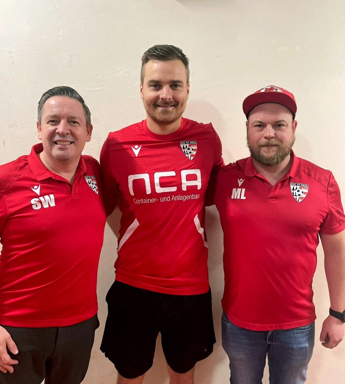 St. Paul strahlt: Obmann Stephan Weinberger (li.) und Trainer Markus Leitner (re.) begrüßen Nejc ...