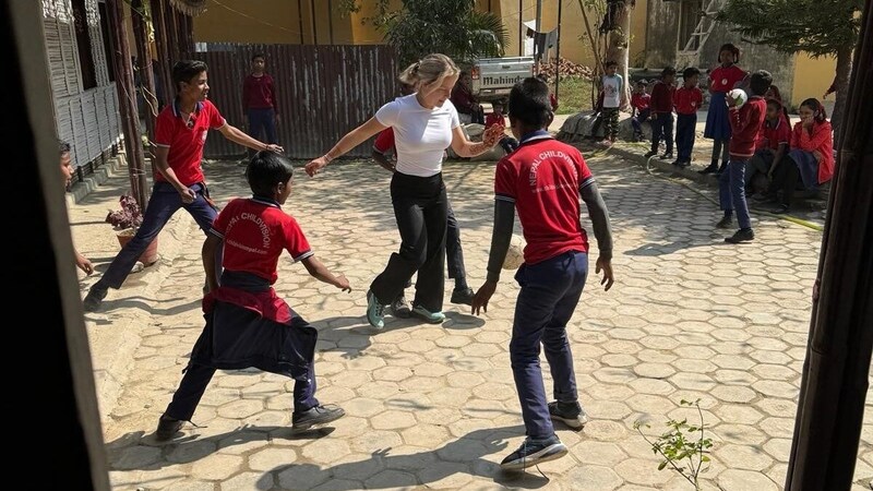 Ex-LASK-Spielerin Sarah Horwath beim Kick mit Schützlingen. (Bild: zVg)