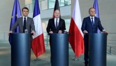 Macron, Scholz und Tusk (v. li.) trafen sich im Rahmen des „Weimarer Dreiecks“ in Berlin. (Bild: AP)