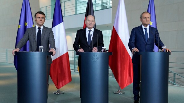 Macron, Scholz and Tusk (from left) met in Berlin as part of the "Weimar Triangle". (Bild: AP)