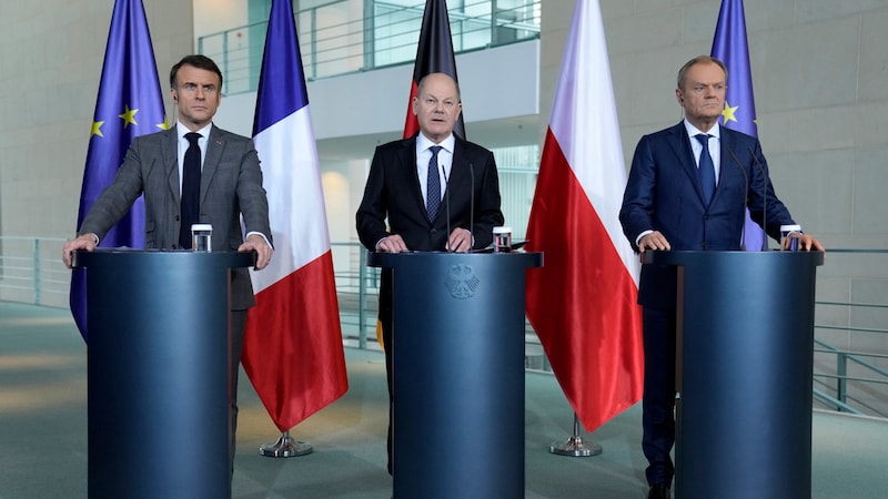 Macron, Scholz und Tusk (v. li.) trafen sich im Rahmen des „Weimarer Dreiecks“ in Berlin. (Bild: AP)