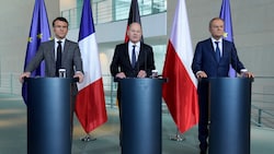 Macron, Scholz und Tusk (v. li.) trafen sich im Rahmen des „Weimarer Dreiecks“ in Berlin. (Bild: AP)