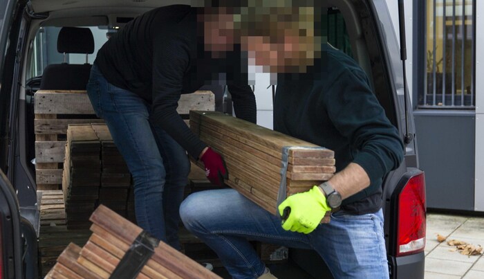 Das Holz wurde von Ermittlern sichergestellt.