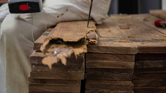 Cocaine was smuggled from Bolivia to Austria in these boards. (Bild: LPD NÖ/Topf)