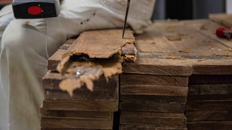 Das Kokain war in den Holzbrettern versteckt.  (Bild: LPD NÖ/Topf)