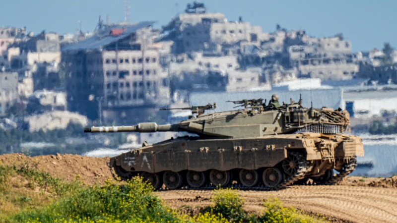 Ein israelischer Panzer an der Grenze zum Gazastreifen (Bild: AP)