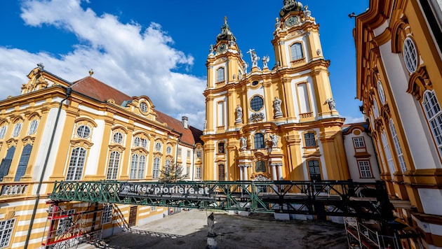 A temporary bridge was built for visitors to Melk Abbey during the restoration work. (Bild: Honorar)