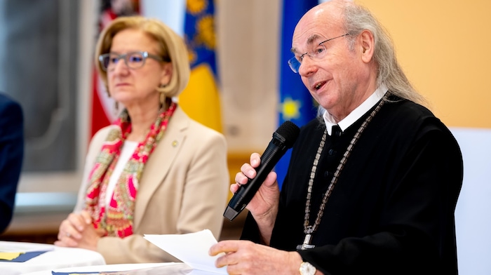Johanna Mikl-Leitner, gouverneur du Land, et l'abbé Georg Wilfinger lors du coup d'envoi de la ...