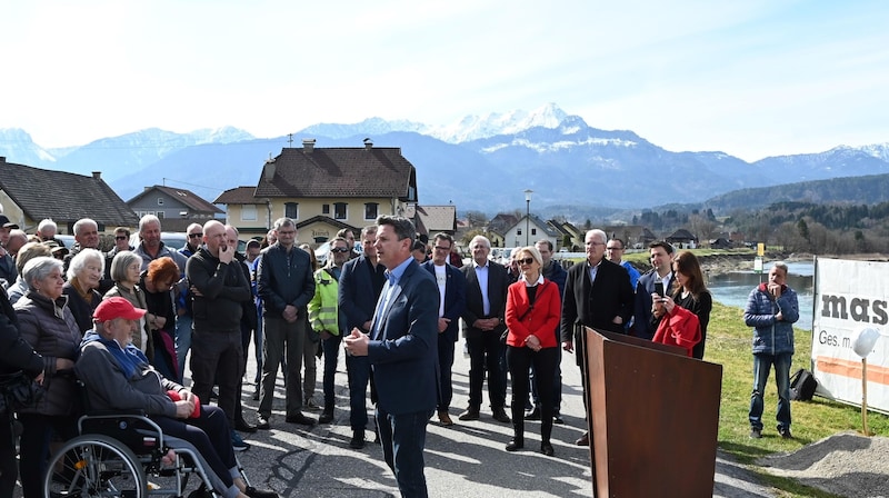 Viele Latschacher kamen zum Spatenstich für das Schutzprojekt. Landesrat Fellner klärte die Bürger auf. (Bild: HERMANN SOBE)