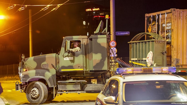 Lundi après-midi, un camion militaire américain a démoli la ligne de bus à Liefering - le commandant du convoi risque le tribunal militaire chez lui. (Bild: Tschepp Markus)