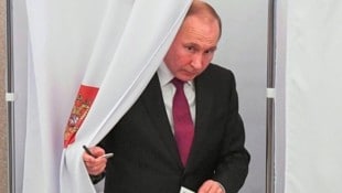 Putin in der Wahlzelle: Er kennt schon das Ergebnis. Und hat nach seinem Wahlsieg noch viel vor. (Bild: AFP)