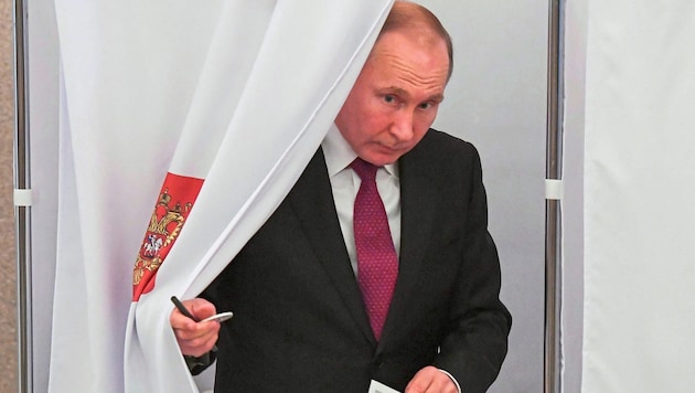 Poutine dans l'isoloir : il connaît déjà le résultat. Et il a encore beaucoup de projets après sa victoire électorale. (Bild: AFP)