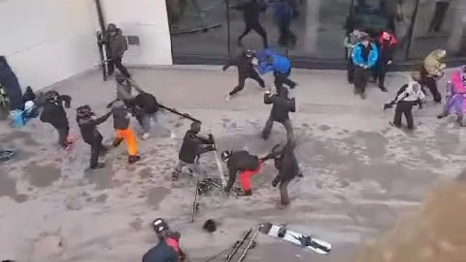 Los hinchas rivales se golpearon con esquís y palos. (Bild: zVg)