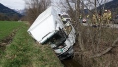 Der Lkw landete mitten im Gießen. Er wurde schwer beschädigt, außerdem entstand erheblicher Flurschaden. (Bild: zoom.tirol)