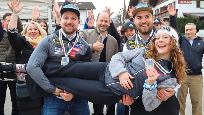 Rodel-Empfang in Mieders: David und Nico Gleirscher (r.) tragen Lisa Schulter.