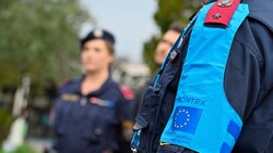 Die Grenzagentur Frontex stellt sich neu auf. Österreich unterstützt aktuell mit 51 Polizeibeamten in 18 Ländern – neben Zypern, Albanien, Serbien und Bulgarien eben auch an der Grenze zwischen Nordmazedonien und Griechenland. (Bild: BMI/Jürgen Makowecz)