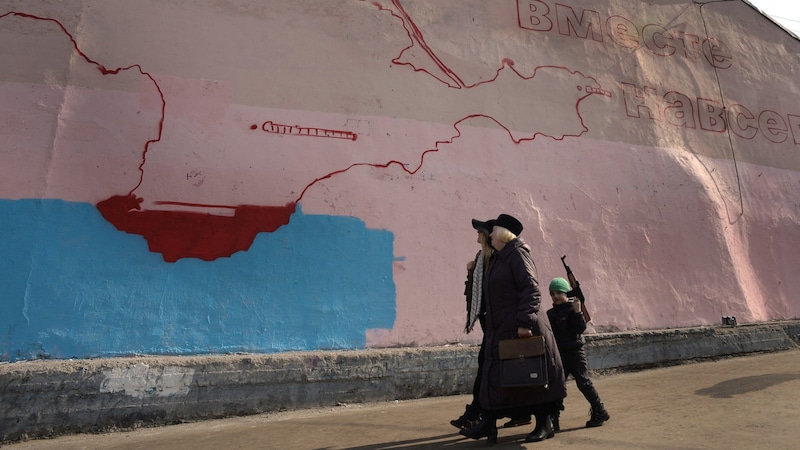 „Für immer vereint“ steht auf einem Wandgemälde der Krim in Moskau (Archivbild von März 2014). Die Ukraine will die vor elf Jahren geraubte Halbinsel zurückerobern. (Bild: APA/AFP/Alexander NEMENOV)