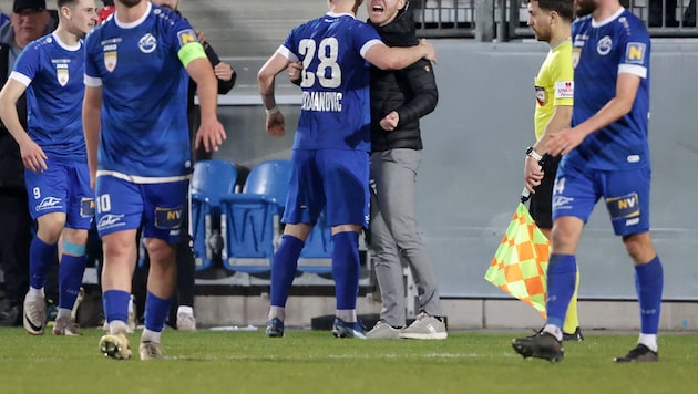 Horns Trainer Philipp Riederer jubelte mit Amir Abdijanovic über das 2:1 gegen Stripfing. (Bild: GEPA pictures)