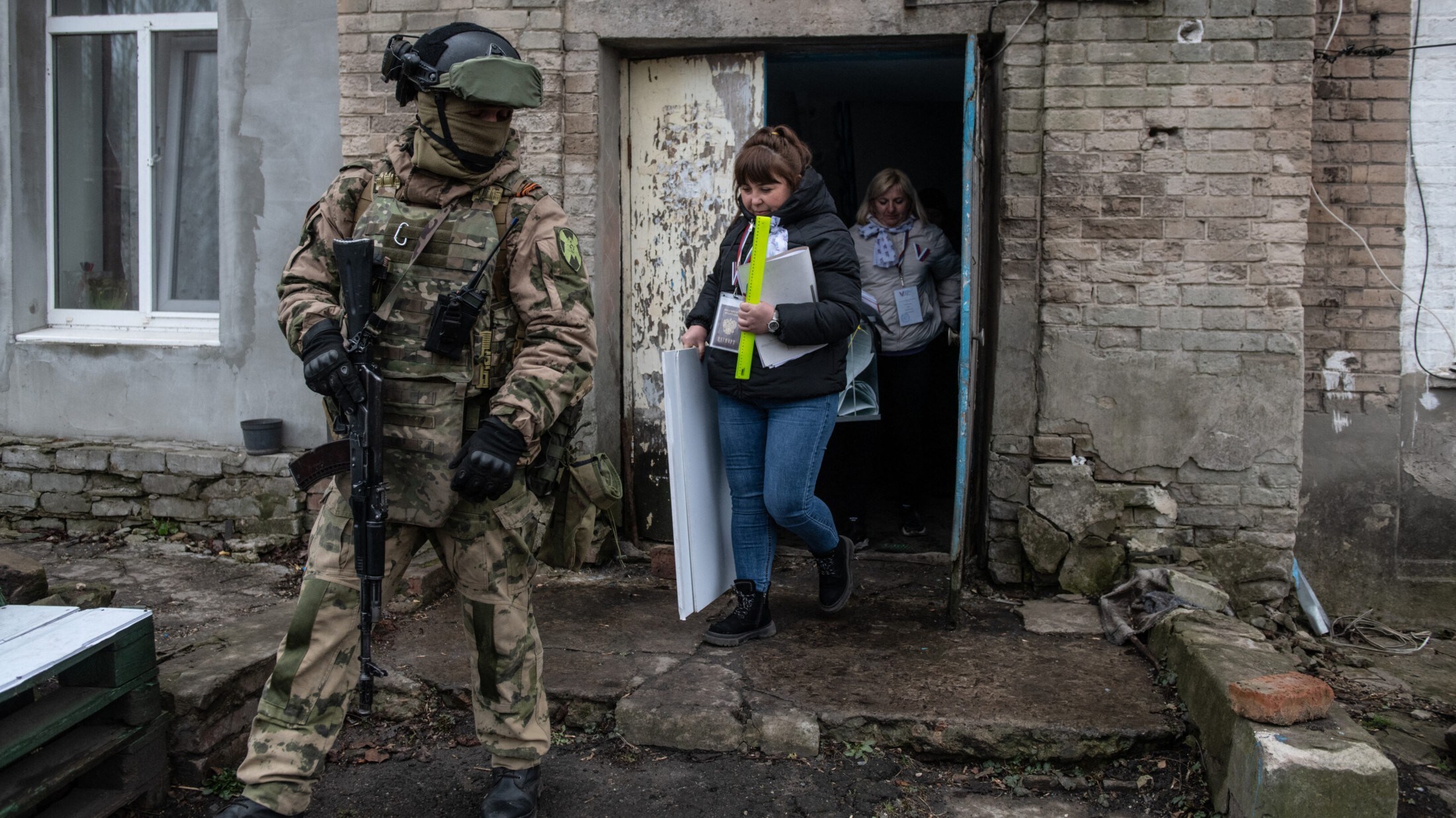 A flying election commission in occupied Donetsk visits Ukrainians at home. (Bild: APA/AFP/STRINGER)