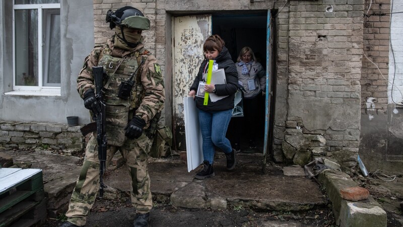 Eine fliegende Wahlkommission im besetzten Donezk sucht Ukrainer und Ukrainerinnen zu Hause auf. (Bild: APA/AFP/STRINGER)