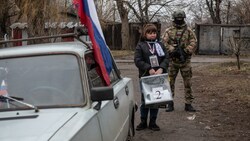 In den besetzten Gebieten der Ukraine sind fliegende Wahlkommissionen unterwegs, die für eine hohe Wahlbeteiligung sorgen sollen. Begleitet werden sie von Soldaten. (Bild: APA/AFP/STRINGER)