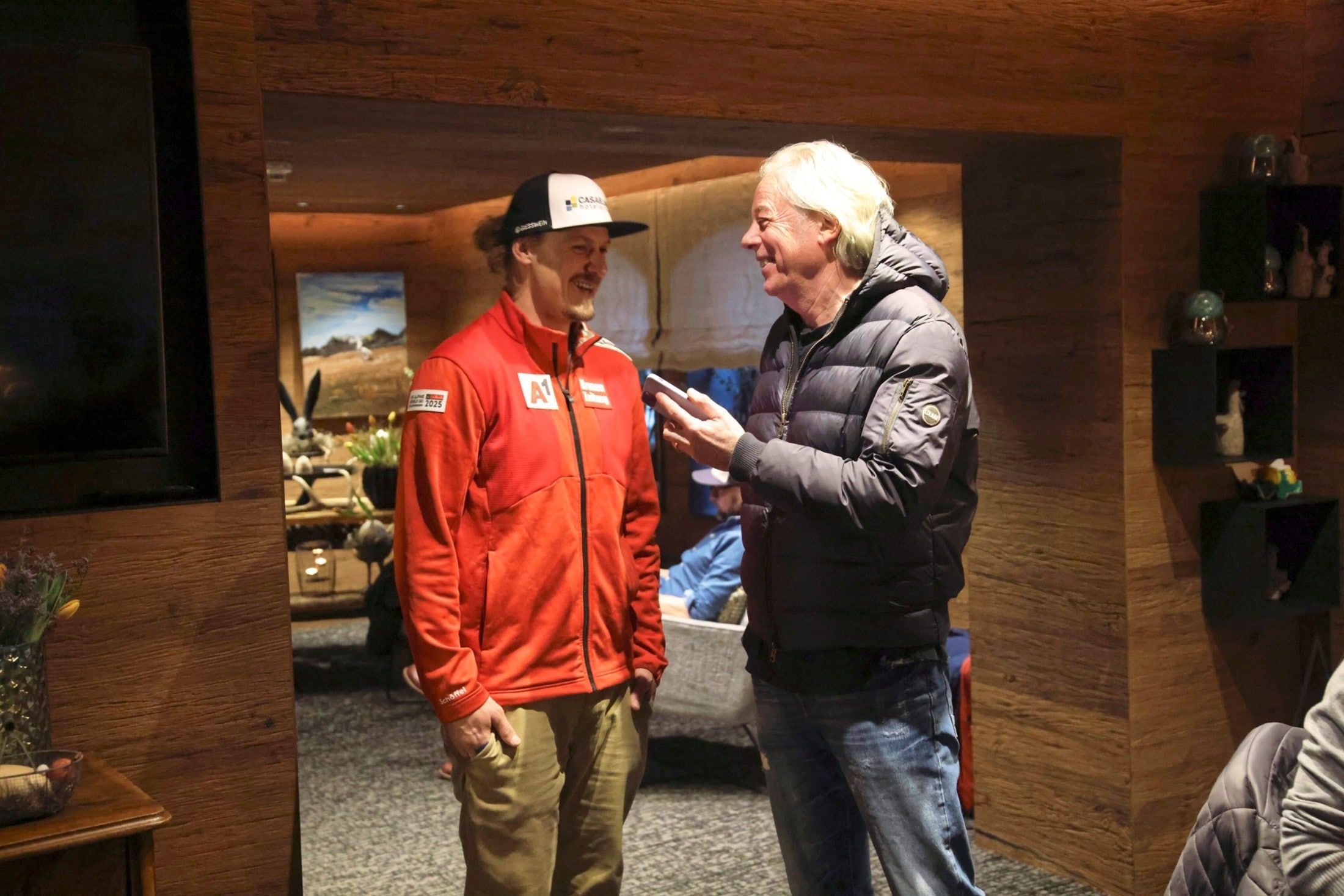 Slalom World Cup winner Manuel Feller (left) in conversation with Georg Fraisl before today's final giant slalom. (Bild: Andreas Tröster)