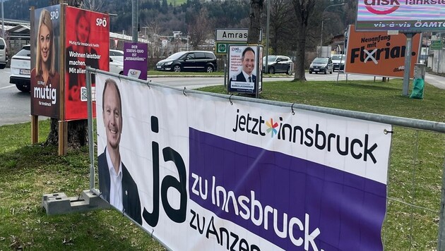 Der VP-Abtrünnige Johannes Anzengruber plakatiert beim Kreisverkehr nahe dem DEZ Innsbruck erste Reihe fußfrei. Im Hintergrund in oranger Farbe „Das neue Innsbruck“. (Bild: Meinert Claus)