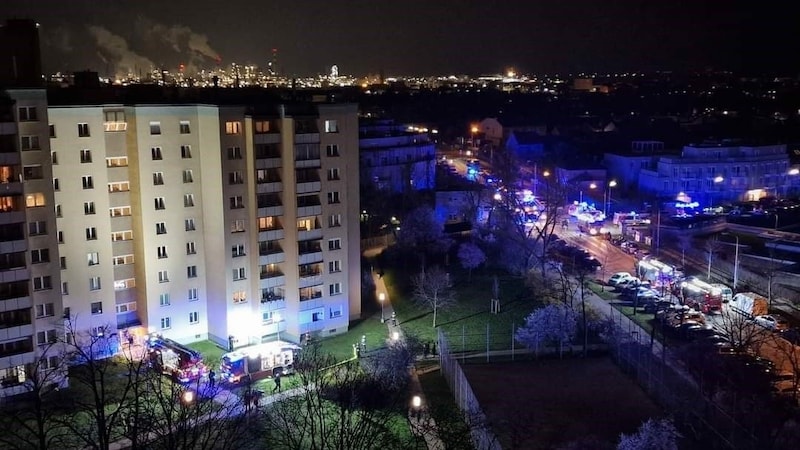 Nachbarn fotografierten den spektakulären Brandeinsatz in der Nacht auf 9. März.  (Bild: zVg)