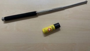 Der Rumäne führte eine verbotene Stahlrute (Teleskopschlagstock) mit sich (Symbolbild). (Bild: LPD Wien)