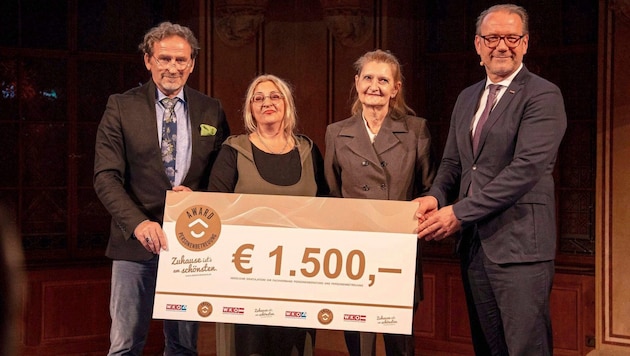 Ingrid Kelemenova (2.v.r.) freut sich über das Preisgeld, überreicht von Harald Janisch (li. ), Fachgruppenobmann Wien und Andreas Herz (WK). (Bild: danberg&danberg)