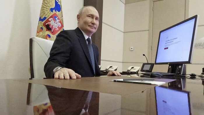 Putin ließ ein Bild von seiner Stimmabgabe verbreiten.