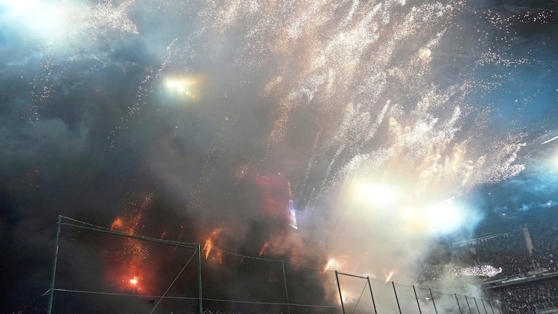 Das Feuerwerk der Sturm-Fans ging um die Fußball-Welt (Bild: Sepp Pail)