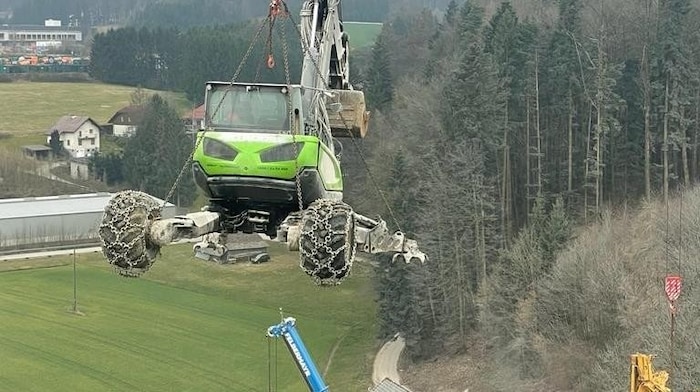 Der Bagger wird täglich zum Arbeitsplaz gehoben.