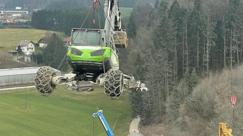 Der Bagger wird täglich zum Arbeitsplaz gehoben. (Bild: zVg)