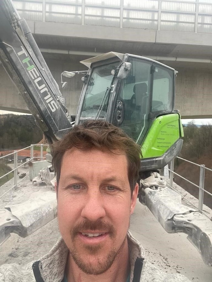 Hubert Theunis mit seinem Bagger.