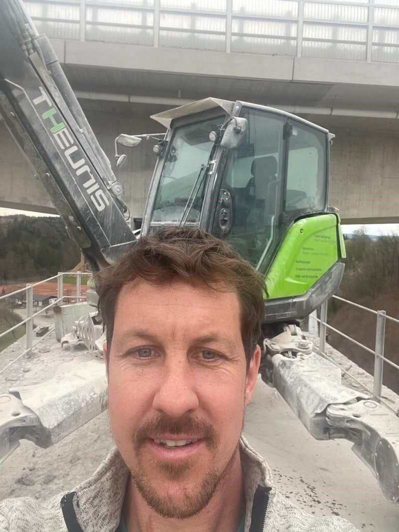 Hubert Theunis mit seinem Bagger. (Bild: zVg)