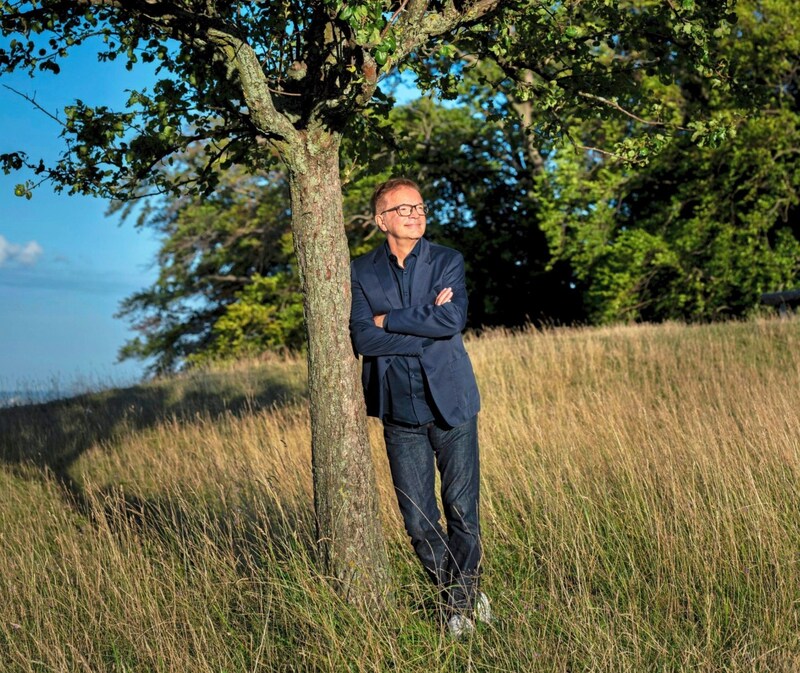 Auf den Fotos des Verlags sieht der ehemalige grüne Minister glücklich aus. (Bild: Brandstätter Verlag, Krone KREATIV)