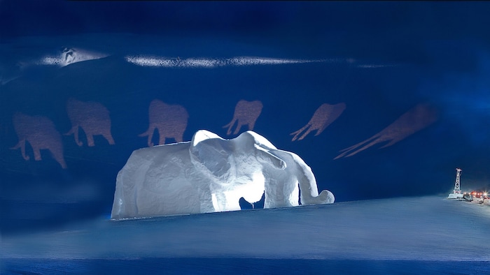Ein gigantischer Schneeelefantsorgt auf der Freilichtbühne für einzigartige Szenen.