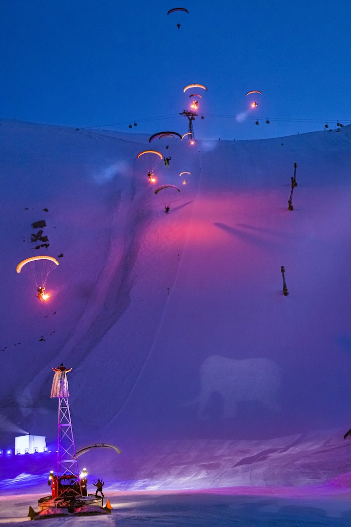 Auch Paragleiter, Skidoos, Flieger und Helikopter sind dabei.
